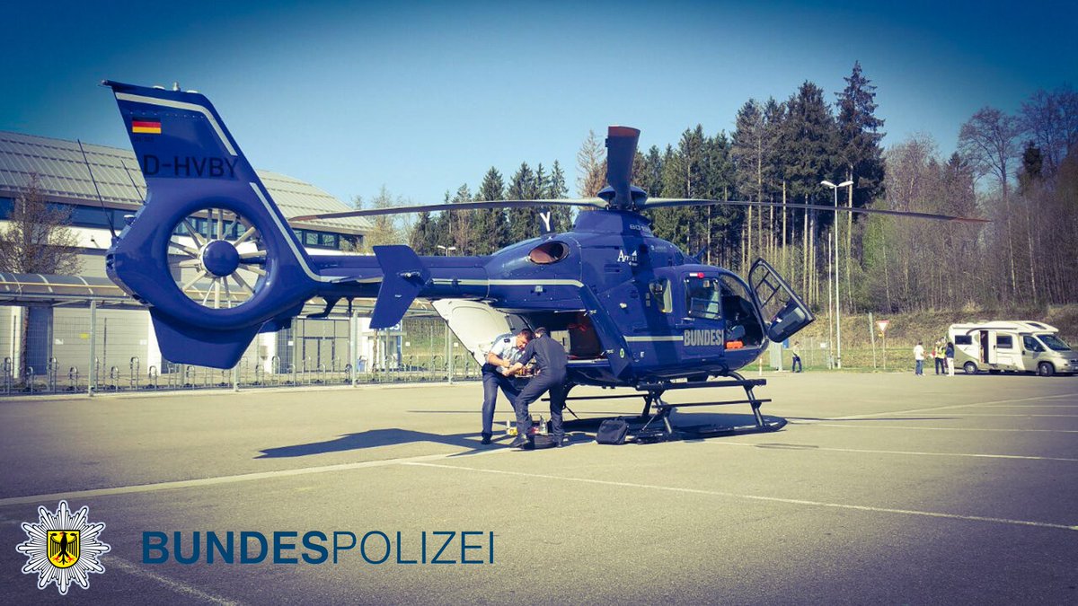 Unsere Piloten sind auf der #aerofriedrichshafen gelandet 🚁
Ab morgen stehen sie euch Rede und Antwort rund um den #Polizei​beruf und die Ausbildung zum Piloten/in. *sl