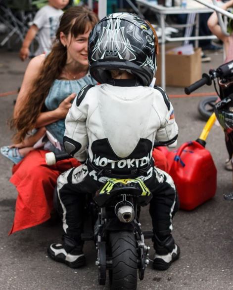 MimiandMoto's tweet photo. Always good to get good advice on #twowheeltuesday from the parents. Photo: yansunspb (IG) #sportbike #trackday #tracktime #kneedragger #motherandson #fatherandson #kidswhorace #kidswhoride #boyswhorace #motorcycleracing #pitlane #paddock #startthemyoung #kidsbook #motobook #moto https://t.co/QOgajV3rqQ