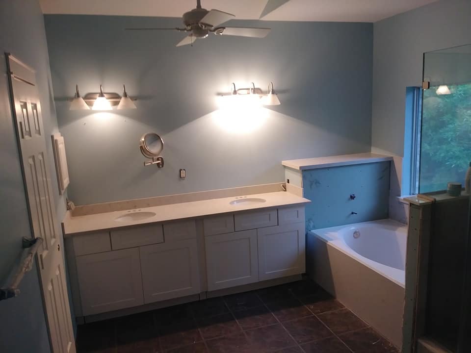 GraniteKingLBK's tweet photo. Granite King isn't all granite! Here we have Carrara Cervino Quartz. We installed a 60/40 stainless steel undermount sink in the kitchen. For the bathrooms we went with white porcelain oval undermount sinks https://t.co/sJ7GSkiGSt