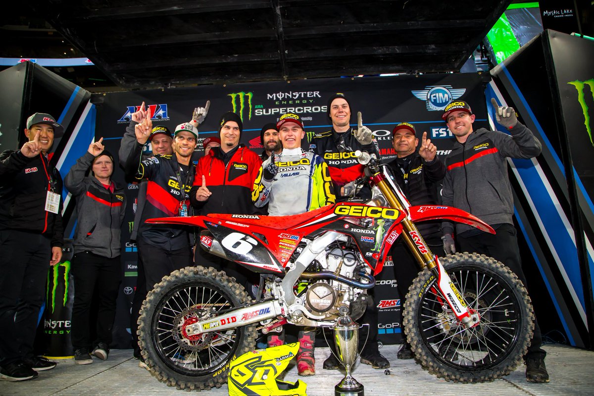supercrossking's tweet photo. JEREMY MARTIN FLEXES HOMETOWN MUSCLE AT MINNEAPOLIS SUPERCROSS
https://t.co/Bl1wMkwbL0 @JeremyMartin6 #JeremyMartin #Flexes #Hometown #Muscle #Minneapolis #Supercross @FCHonda @6DHelmets @aliasmx @ride100percent @wisecopistoninc @GEICOmotorcycle @ProTaper @RideDunlop https://t.co/qH1plyE4fB