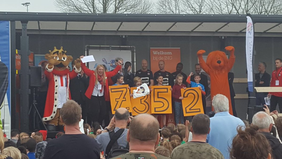 Afsluiting Scoor een boek in Tilburg:1500 kinderen lezen samen 7352 boeken in twee maanden. Super prestatie, vond burgemeester en Kingo ook!