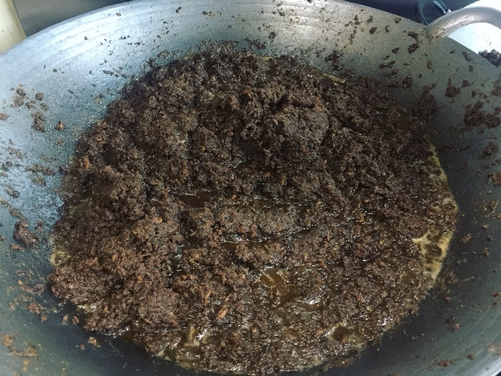 EzanIdma's tweet image. Tunggu pecah minyak sambal hitam #sambalhitammokteh