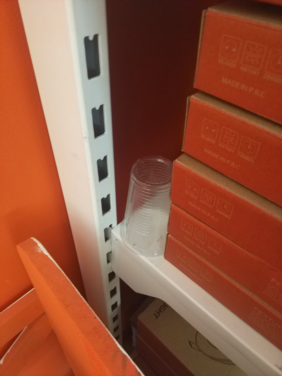 SunledGroup's tweet photo. Nuestros #Clientes esconden sus vasos de agua por la tienda de sunled para usarlos otro día y no gastar 😂😂😂.
#led #Cosasquemehacensonreir https://t.co/ML1npigRow