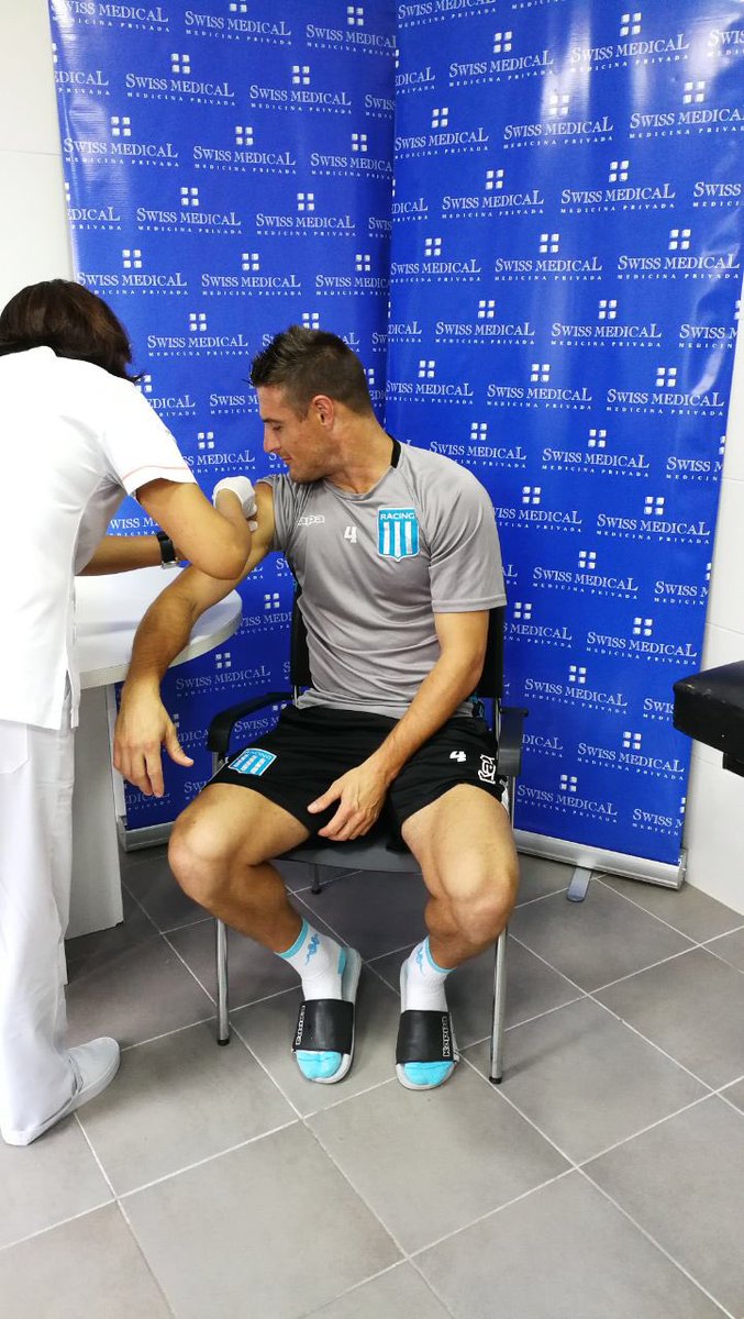 RacingClub's tweet photo. #EntrenamientoRacing ⚽️ 

Antes de la práctica del martes los jugadores se dieron la vacuna antigripal. 
Gracias @SwissMedicalG https://t.co/S3FgS2Lx54