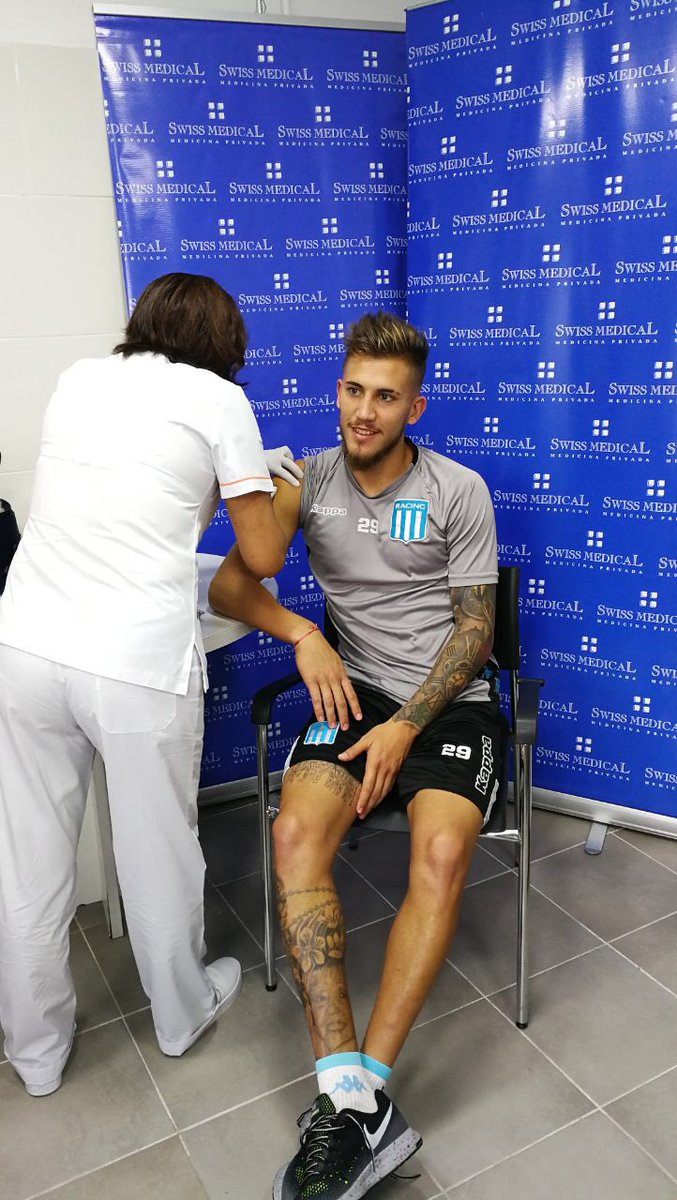 RacingClub's tweet photo. #EntrenamientoRacing ⚽️ 

Antes de la práctica del martes los jugadores se dieron la vacuna antigripal. 
Gracias @SwissMedicalG https://t.co/S3FgS2Lx54