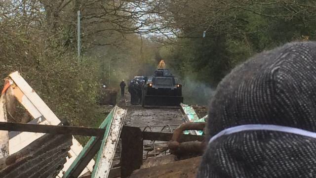 eatps_'s tweet photo. Live Blog from @enough14: The Eviction of #ZAD #NDDL Day 2 #ZADResist! # #ZADPartout #ZADPart2 #antireport https://t.co/BTDWg4bVy8 … https://t.co/KhGNai81jf