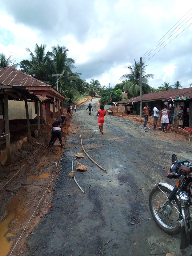 TrackaNG's tweet image. [Update] Akamkpa town internal roads, Akamkpa, Cross River state for N100m
The work is presently ongoing after Tracka team did sensitization campaign, conducted Townhall meeting &amp;amp; encouraged the community to write letters to their Reps for Project update.
#2017ConstituencyProject
