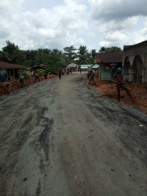 TrackaNG's tweet image. [Update] Akamkpa town internal roads, Akamkpa, Cross River state for N100m
The work is presently ongoing after Tracka team did sensitization campaign, conducted Townhall meeting &amp;amp; encouraged the community to write letters to their Reps for Project update.
#2017ConstituencyProject