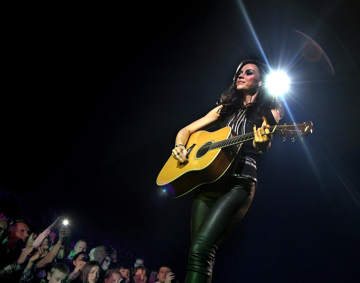 EstrellaDammCat's tweet photo. La cantautora escocesa @Amy__Macdonald torna al nostre país per presentar el seu últim treball, "Under the Stars". Encara no l'has escoltat? Vine a gaudir-lo en viu a @RazzmatazzClubs! https://t.co/Zfe0WK79yk