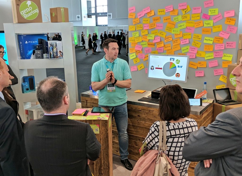 ITFinanzmagazin's tweet photo. #com18 #GenoSharing - die #FiduciaGAD stellt eine Plattform für das private #Verleihen vor. Nach genossenschaftlichem Prinzip mit Absicherung über die R+V. Von Büchern über PS4 bis zum Werkzeug. Soll ab Frühsommer als Family&amp;Friends-Test starten. https://t.co/pdgqkgx0fw