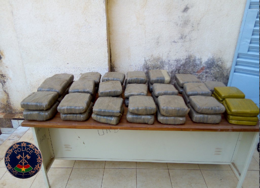 PoliceNatBF's tweet photo. L’Unité Anti-Drogue de la #PoliceNationaleBF viens de saisir 50,65 kg de cannabis à #Ouagadougou. Au total, 3,5 tonnes de cannabis ont été saisis par nos services en 2017. 
#SécuritéBF #Lwili #BurkinaFaso  
Plus de détails sur https://t.co/nsnc8kgSOk  et https://t.co/ONUfdFue1R https://t.co/GazuNnMZ62