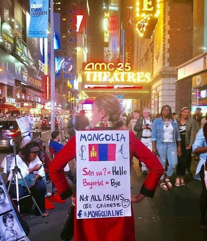 Нью-Йоркт өөртэй нь "Нихао" гэж Хятадаар мэндчилэхээс залхсан Монгол  бүсгүй Азаа үндэсний хувцсаараа гоёж “Ази царайтай хүн бүр хятад биш”  гэсэн бичиг зүүж гудамжинд эсэргүүцлээ илэрхийлжээ.👏👏👏