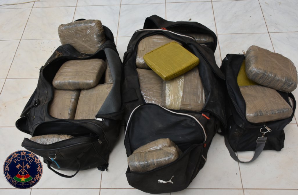 PoliceNatBF's tweet photo. L’Unité Anti-Drogue de la #PoliceNationaleBF viens de saisir 50,65 kg de cannabis à #Ouagadougou. Au total, 3,5 tonnes de cannabis ont été saisis par nos services en 2017. 
#SécuritéBF #Lwili #BurkinaFaso  
Plus de détails sur https://t.co/nsnc8kgSOk  et https://t.co/ONUfdFue1R https://t.co/GazuNnMZ62