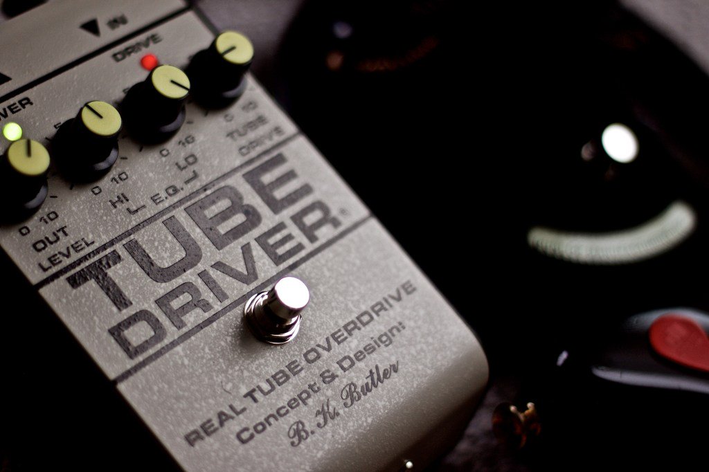 Tom dissects Eric Johnson's array of pedals and how he teams them up with his guitars, amps and cabs of choice to get his distinctive tone thetoneworkshop.com/eric-johnson-g…