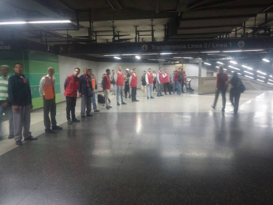 metro_caracas's tweet photo. #AHORA Despliegue de personal de #SeguridadMetro en las estaciones #VEN (Plaza Vzla) y #ZOR (Zona Rental), en ambas estaciones transitan el mayor numero de usuari@s a esta hora debido a que convergen de las líneas 2-3 y 4, #SeguimosTrabajando #PorAmorAlMetro https://t.co/MYZOLyFUzl