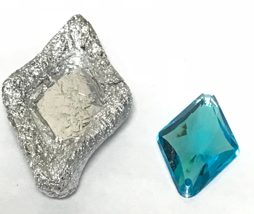 春ノ野 こなみ 水木聖來ssrの帽子を再現中 ダイヤ ひし形 の宝石パーツを作ってみた 帽子 の上に置いてみるとこんな感じ この水色のカットビーズは新宿のオカダヤで販売していた ビーズをはめ込む外枠はアルミホイルで作った あとは外枠を金色に塗れば