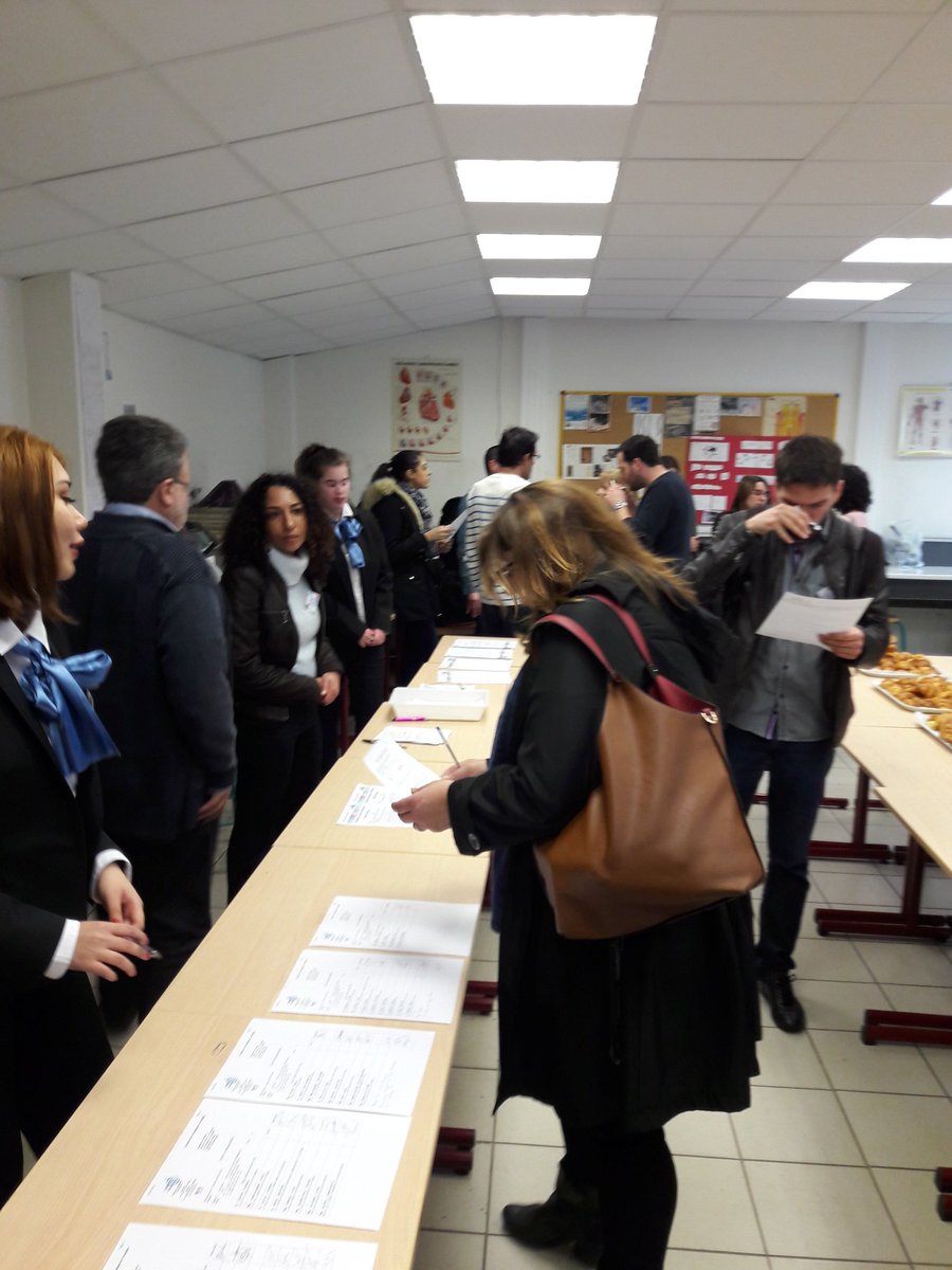 CBNE_Etampes's tweet photo. Les élèves du bac pro accueil du lycée Louis Armand de Yerres vous accueille au #FunMontgeron #FUNacVer #FunEssonne https://t.co/1YXbGZddVy