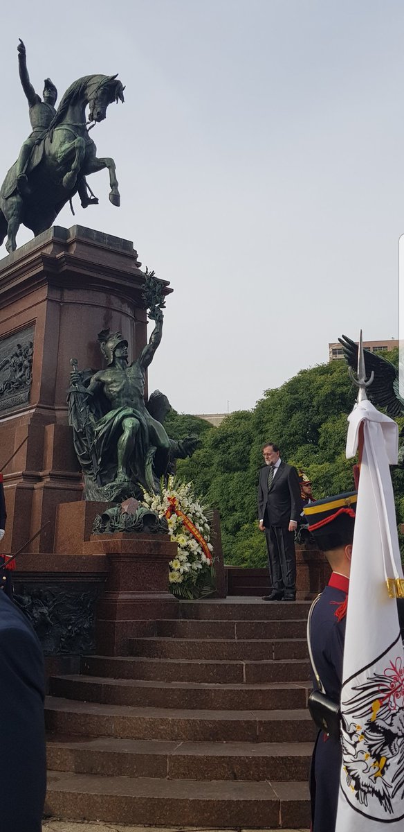 chvarela1's tweet photo. El presidente de españa inicia su actividad con una ofrenda floral a san martin #rajoy https://t.co/KmvSXh5PfL