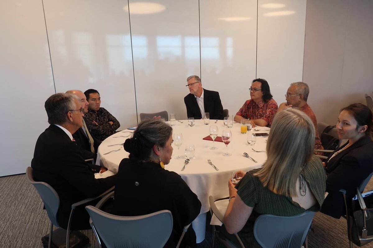 Berakhir sudah #IAD2018 dialog antara delegasi RI dengan delegasi Australia di Sydney. Bertemu dengan banyak orang hebat dari kedua belah pihak, dari obrolan serius sampai bercanda dua-rius. Eh, makan-makannya lebih serius lagi 😊