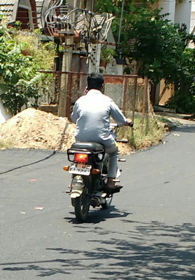 SafeYelahanka's tweet photo. This man (license plate no. KA 03 EJ 7281) has been harassing female students for the last two days in SFS 208 Colony. He has hit two students on the head with force while riding past, also been following some students around Balle Balle Punjab restaurant. @BlrCityPolice @yntps https://t.co/l9iuhAk2HB