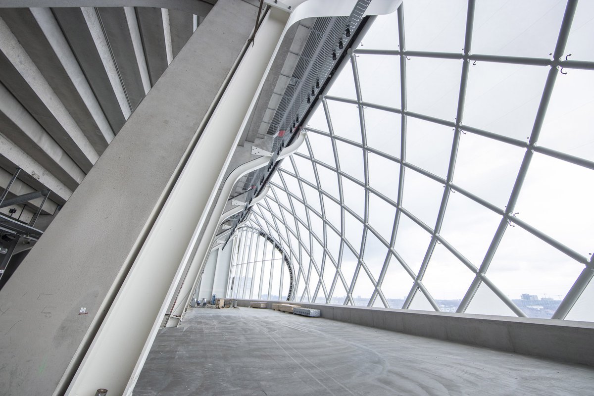 Het bouwteam heeft de afgelopen maanden keihard gewerkt en een bijzondere prestatie geleverd. De contouren van het stadion aan de oostzijde zijn nu echt goed zichtbaar. Lees verder: bit.ly/2GO8Mez #AmsterdamArenA #Ballastnedam