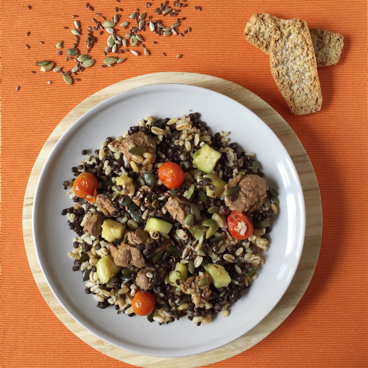 Nostrum_France's tweet photo. Rien de tel pour éviter le coup de barre qui suit le midi qu'un repas riche en protéine, comme ce poulet accompagné de boulgour et de riz brun, et d'un mélange de légume ! https://t.co/2tIpycVp4X