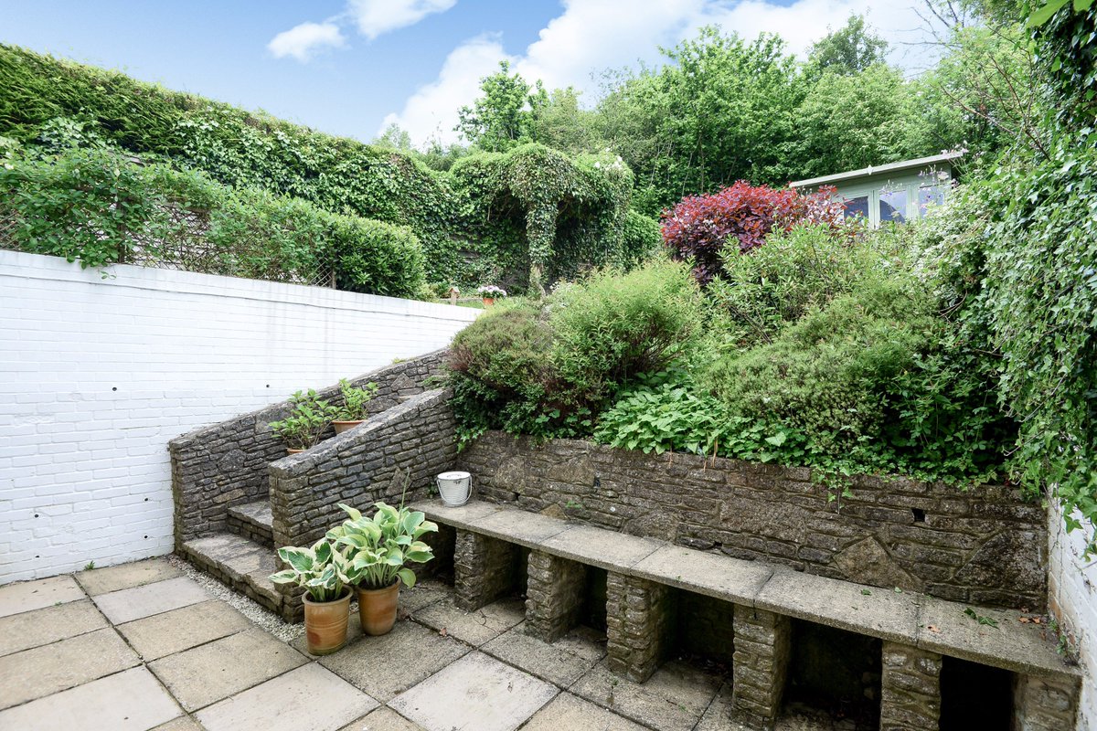 New to the market, a pretty thatched cottage in the centre of this picturesque village #RG25 #ForSale bit.ly/2H06Rah