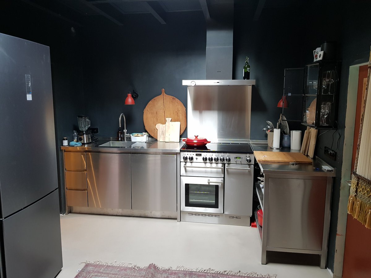 Een mooie RVS keuken geleverd als aanvulling op de reeds aanwezige apparatuur. #rvs #keuken #maatwerk #modernekeuken #design