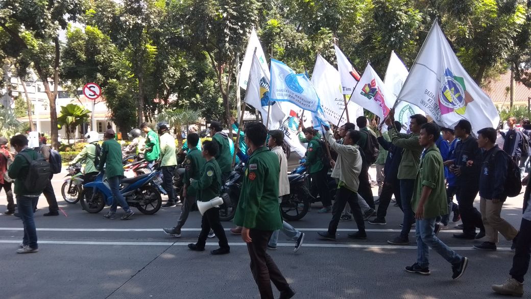 bemf_mipaunj's tweet photo. [Live Report]

Aksi Tolak Kenaikan BBM
@IstanaRakyat

#BenarBenarMenindas https://t.co/OrjMBSDSt3