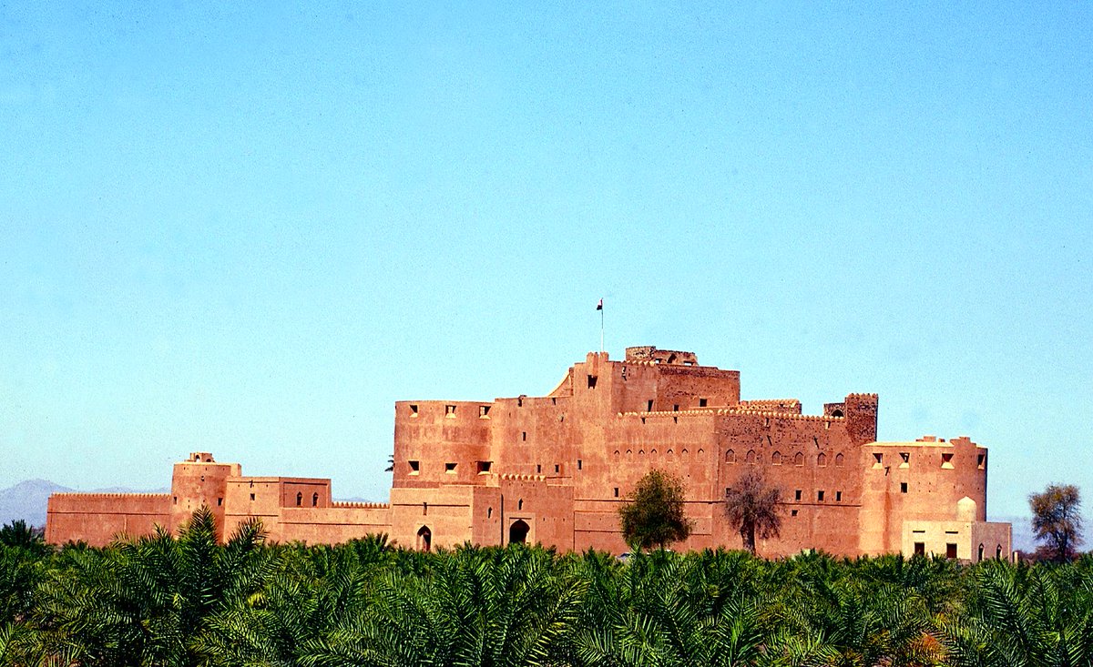 ISSAHINAI1990's tweet photo. حصن #جبرين قام ببنائه الأمام بلعرب بن سلطان اليعربي عام1670م كمقر وسكن خاص وهو مكون من(3)أدوار وبه(55)غرفة ويوجد بالحصن ضريحه ودونت الأبيات على قبره لاحقاً:
أتعبت نفسي عمارة منزلي زخرفته وجعلته لي مسكناً
حتى وقفت على القبور فقال لي عقلي ستنقل من هناك إلى هنا
#تاريخ_عُمان_العظيم https://t.co/UtJK7nP80w