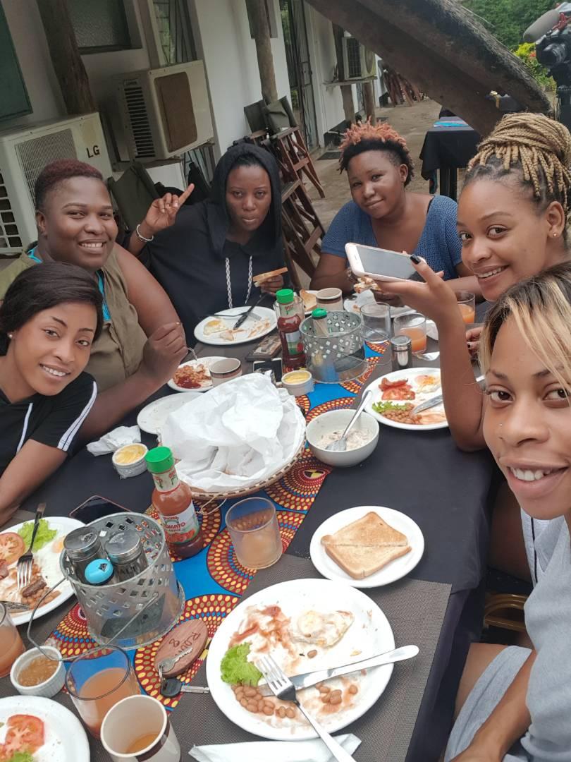 Fesha_01's tweet photo. Breakfast with the gals #LivingstoneTour https://t.co/2H7J9HtGNN
