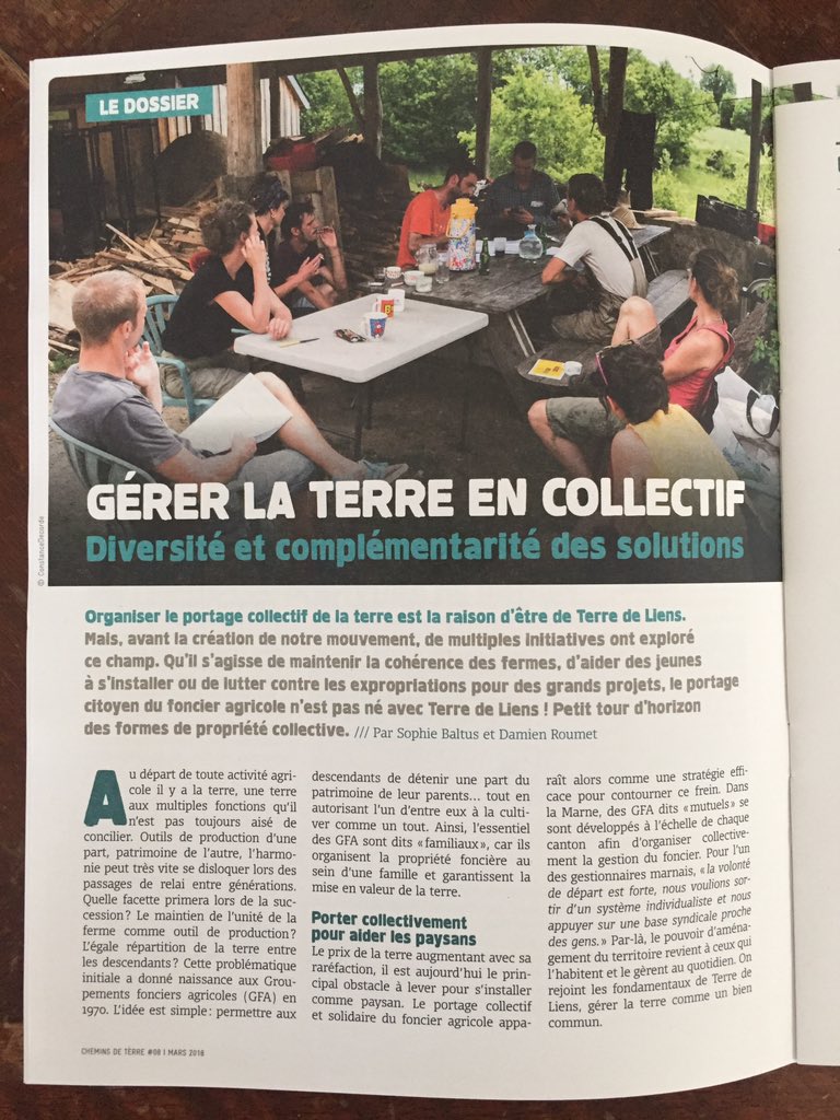 2000etmoins's tweet photo. Dans le numéro 8 de #cheminsdeterre, le journal de @Terredeliens, une photo de @CDecorde tirée de la série #2000etmoins pour illustrer le dossier "gérer la terre en collectif" @lamayenne #radisandco #gorronnière #lagorro https://t.co/bd2dTaaXDS