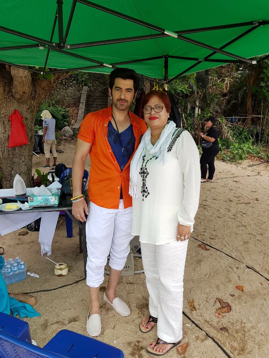 TrollJeetHaters's tweet photo. Exclusive from #SultanTheSaviour Song Shoot .
#EID2018
@jeet30 @Mim_Bidya @PriyankaSarkarB @SurinderFilms @GRASSROOTENT @jaaz_multimedia @JeetzFilmworks @Rajachanda @bobspop @somnath027 @chay_here @nispalsingh @gopalmadnani https://t.co/WzYcjSLizx