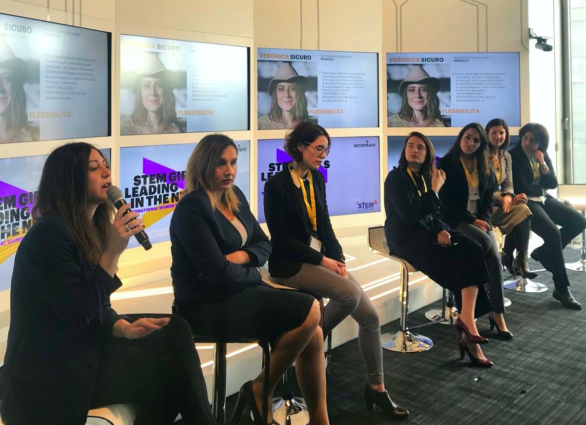 giuliamarcolli's tweet photo. #InspiringWomen! Alcune professioniste di @Accentureitalia si raccontano alle ragazze invitate all'evento #Stemgirls in #ACINMilan tante storie diverse, tanti modi differenti per vivere l'#innovazione #womenpower #STEMinthecity 👩‍💼 https://t.co/oHu4xJLKts
