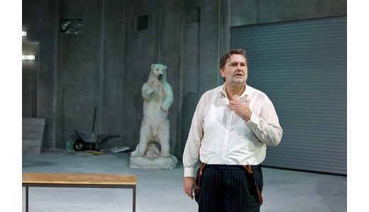 "Die Bühne mag Tyrannen erschaffen – aber sie kann sie auch stürzen", schreibt Sascha Westphal über Kay Voges' Bernhard-Inszenierung. Andreas Beck (Foto: Hupfeld) als wuchtiger "Theatermacher" ist morgen wieder am @SchauspielDo zu sehen
Unsere Besprechung: bit.ly/2JvB8fo