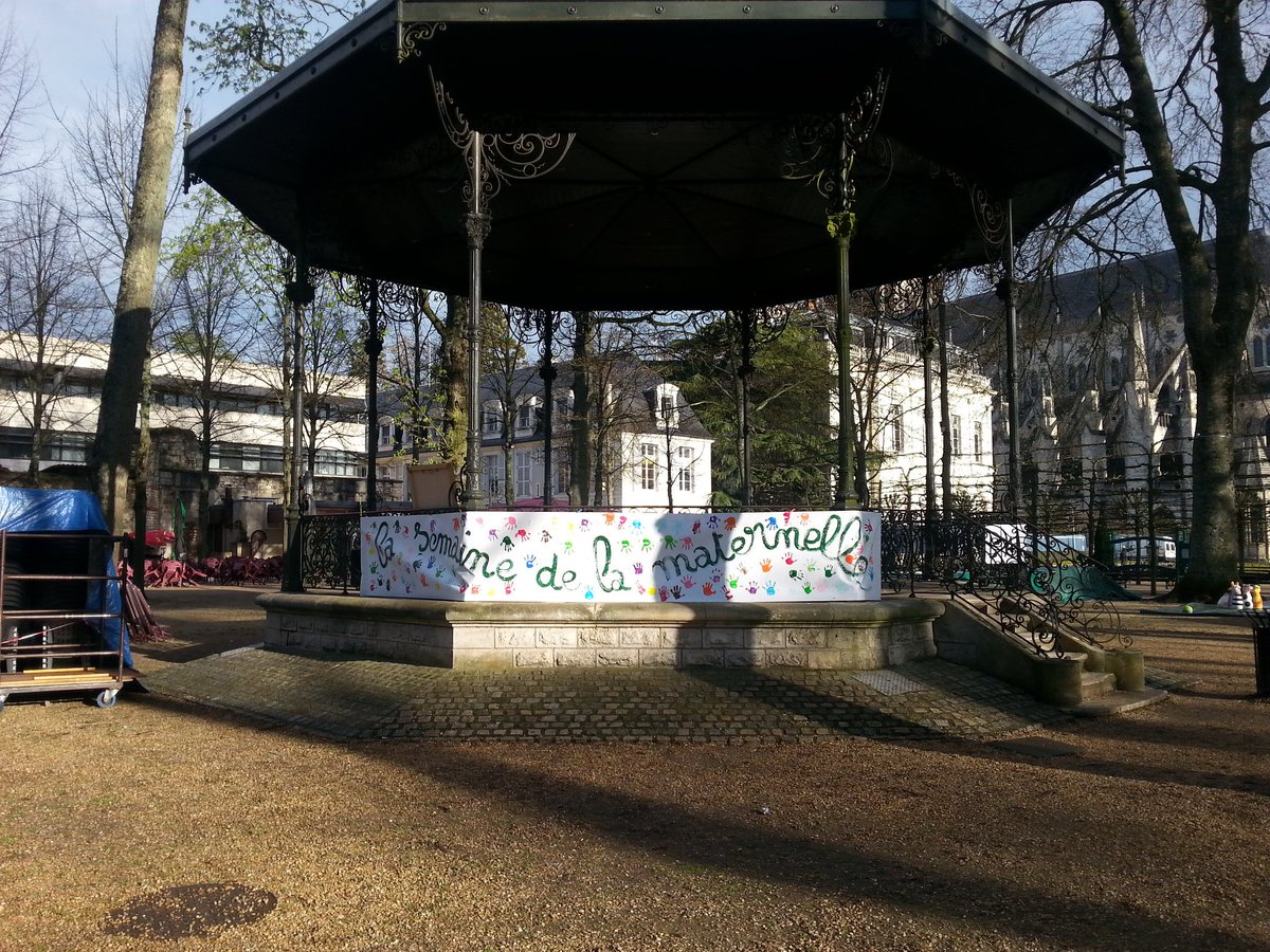 mapsyEN's tweet photo. Semaine de la maternelle, des jeux  au jardin pour les classes accueillies #Bourges #teammaternelle https://t.co/ZmN8y39GEu