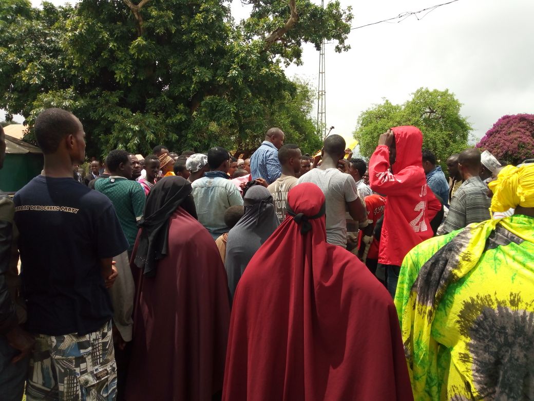 hassansalesa's tweet photo. KPLC offices remained closed and heavily guarded in Moyale as the peaceful demonstration against poor service provisions by @KenyaPower kicks off. @MboyaApollo https://t.co/D6t3dd6PDu