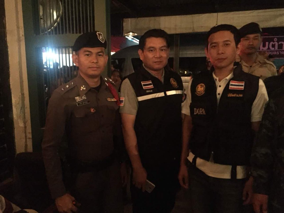 MuangUbonPolice's tweet photo. วันที่ 3เม.ย.61 เวลา21.20น.
เจ้าหน้าที่สภ.เมืองอุบลฯ พร้อมเจ้าหน้าที่ฝ่ายทหาร สรรพมิต สาธารณะสุขได้ตรวจสอบร้านจำหน่ายสุรา ในเขตพื้นที่รับผิดชอบ  พร้อมดำเนินการตามกฎหมายตาม ส่วนราชการที่เกี่ยวข้องกำชับห้ามมีการจำหน่ายเครื่องดื่แอลกอฮอล์ให้บุคคลอายุต่ำกว่า20 ปี เหตุการณ์ทั่วไปปกติ https://t.co/kCFvss32OQ