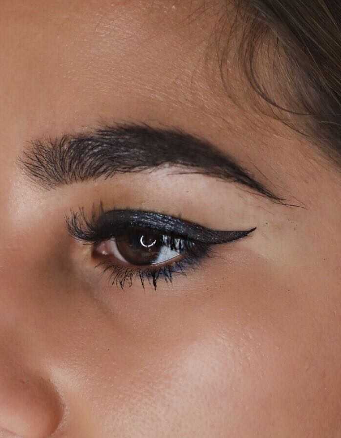 RevlonSA's tweet photo. Our fav @NadiaJaftha shows us how to get some sleek and sassy looks with our new #ExactifyLiquidLiner #ThisIsHowIRoll #BoldLooks https://t.co/ID39pyw9iI https://t.co/0QIw8ZchEH