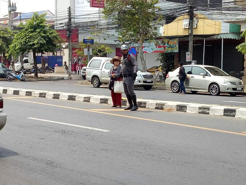 MuangUbonPolice's tweet photo. วันที่ 4 เมษายน 2561 เวลา 10.40 น. จ.ส.ต.รักษพล ติดตารัมย์ ผบ.(จร.) สภ.เมืองอุบลราชธานี ช่วยเหลือคนชราโดยพาข้ามถนน บริเวณถนนแจ้งสนิท 17 ถ.แจ้งสนิท ต.ในเมือง อ.เมือง จ.อุบลฯ ได้รับความขอบคุณและพรจากผู้เฒ่า ซึ่งเป็นการ"ทำความดีด้วยหัวใจ" ตามโครงการสุภาพบุรุษจราจร #ตำรวจของประชาชน https://t.co/kcDetuFM6A