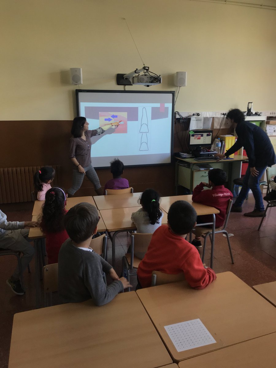 obueno77's tweet photo. A @EscolaPereVila explicant com cuidar-nos les dents amb l’#odontòloga Mar Vilà del #capLarrard @APS_PAMEM amb @obueno77 @JosepBlanch8 i la Naira. https://t.co/djAaMClKvt