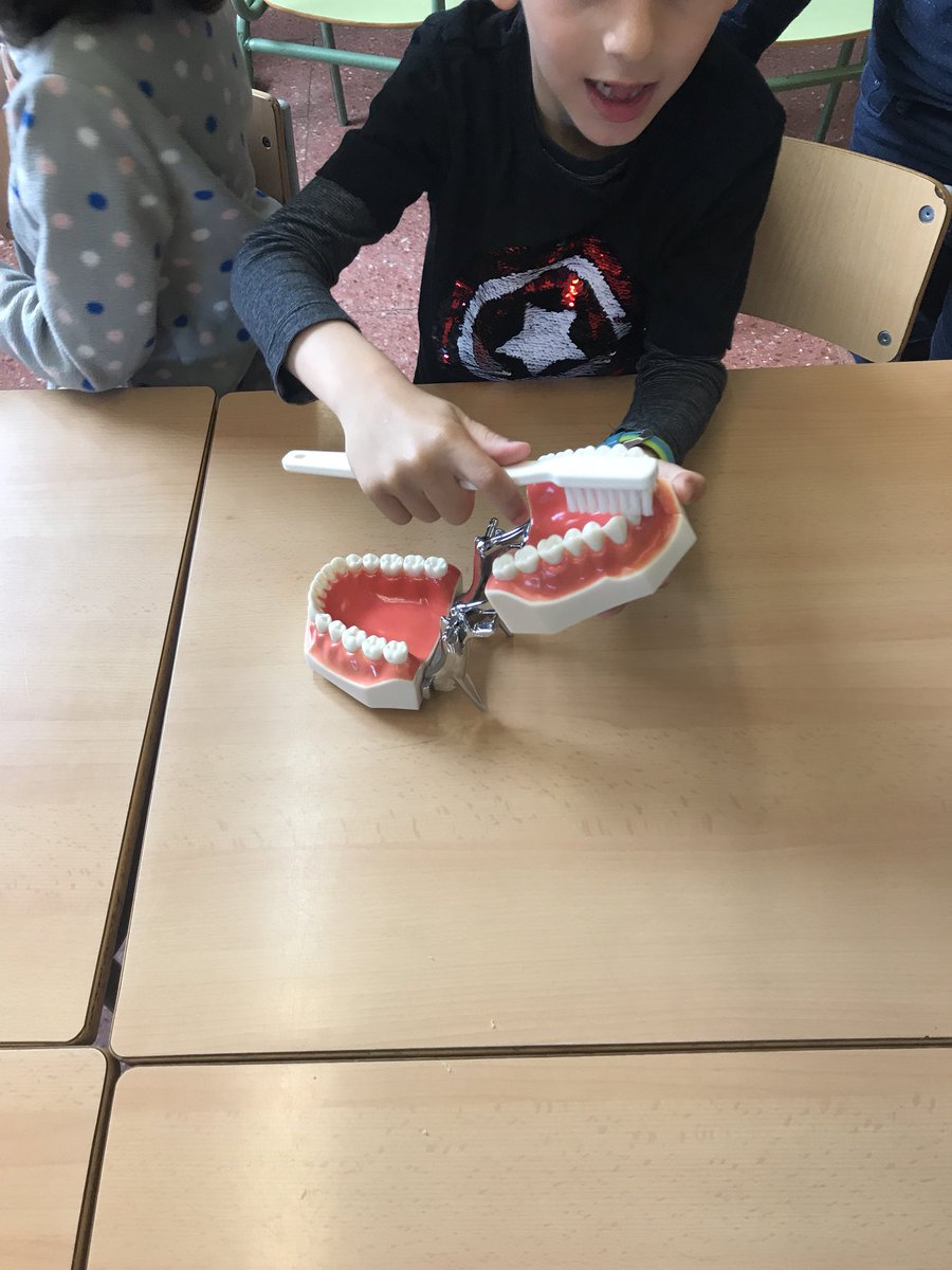 obueno77's tweet photo. A @EscolaPereVila explicant com cuidar-nos les dents amb l’#odontòloga Mar Vilà del #capLarrard @APS_PAMEM amb @obueno77 @JosepBlanch8 i la Naira. https://t.co/djAaMClKvt