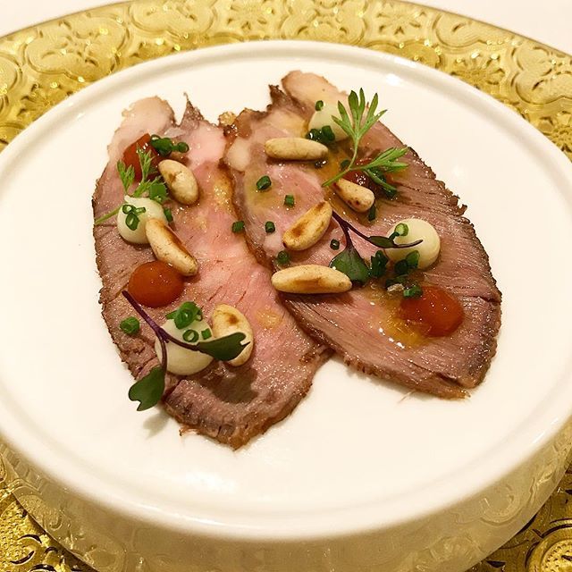 Presa ibérica en orza con alioli de ajo asado, puré de asadillo de pimientos y piñones. (@ Alicún, Úbeda)

Quizás la sorpresa de este viaje, no tanto por lo inesperado, sino por comprobar la tremenda solidez de la cocina de Pedro Hervás. Pesan sus años e… ift.tt/2Hb62eU