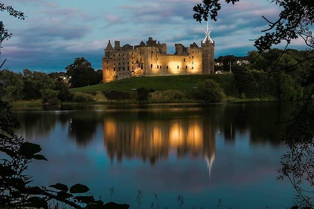 VisitScotland's tweet photo. A stunning photo of #Linlithgow Palace, the birthplace of Mary, Queen of Scots! 💖 #VisitWestLothian 📷 https://t.co/Tbj8hELoD7 https://t.co/whM7X6Cc5L