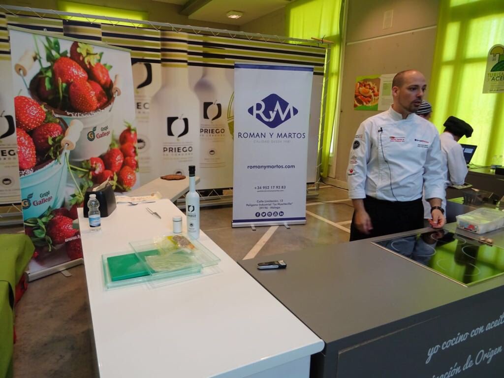 Grupo_Gallego's tweet photo. El viernes pasado participamos en el evento de Córdoba #Olearum colaborando con 👨🏻‍🍳 Dani Garcia Peinado 📸 Por aquí os dejamos algunas fotos de cómo fue el evento #Gastronomia #GrupoGallego #CalidadNatural #Distribuidores #Malaga #Alimentos #Frutas #Verduras #AOVE https://t.co/hq7ohRyv30
