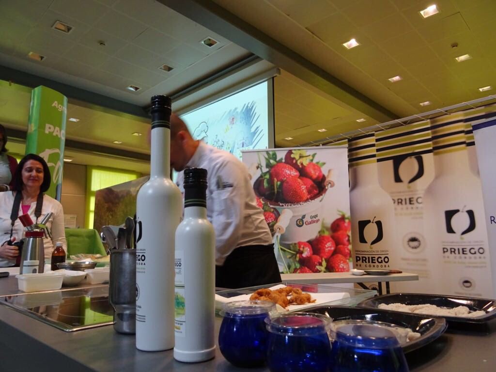 Grupo_Gallego's tweet photo. El viernes pasado participamos en el evento de Córdoba #Olearum colaborando con 👨🏻‍🍳 Dani Garcia Peinado 📸 Por aquí os dejamos algunas fotos de cómo fue el evento #Gastronomia #GrupoGallego #CalidadNatural #Distribuidores #Malaga #Alimentos #Frutas #Verduras #AOVE https://t.co/hq7ohRyv30