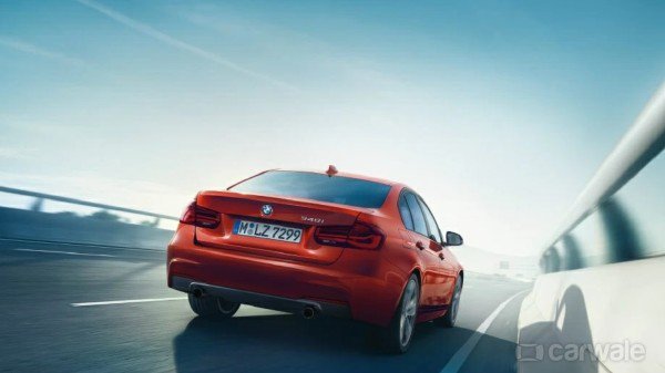 CarWale's tweet image. Enjoy the #PhotoGallery of the @bmwindia #3Series #ShadowEdition: bit.ly/2HlSef7