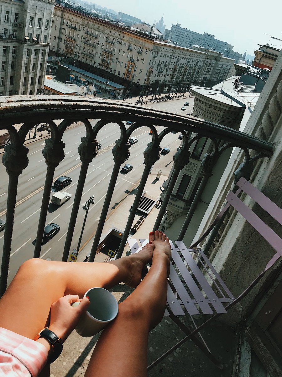 Daria_Olegovna's tweet photo. сняла квартиру на тверской с балконами. одно из лучших вложений денег в моей жизни https://t.co/pNt03xcoOa
