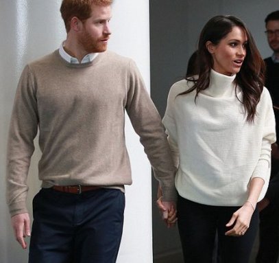 Lovestruck's tweet photo. Apparently, holding hands goes hand in hand with having a 'deeply connected' relationship. Gotta give some palm-slapping appreciation to #PrinceHarry #MeghanMarkle.✋ 👏 💍 😍 https://t.co/oUtdM7gMvn