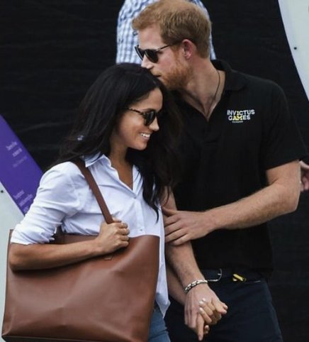 Lovestruck's tweet photo. Apparently, holding hands goes hand in hand with having a 'deeply connected' relationship. Gotta give some palm-slapping appreciation to #PrinceHarry #MeghanMarkle.✋ 👏 💍 😍 https://t.co/oUtdM7gMvn